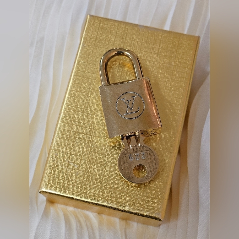 Louis Vuitton #229 RARE Brass Lock & Key - Picture 4 of 6